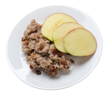 kuru üzüm ve elma ile çavdar gevreği bir tabakta. pullar izole