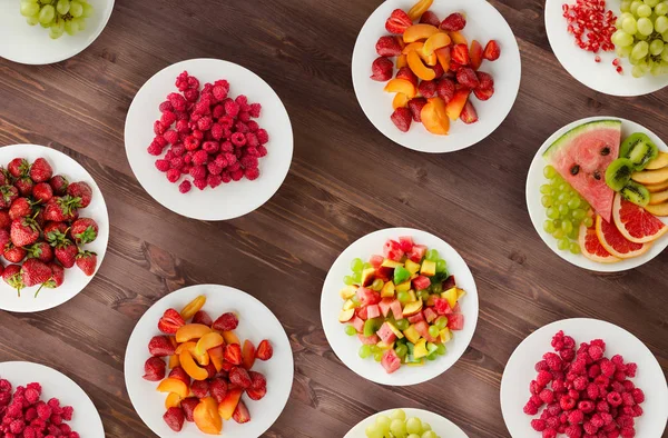 水果饮食。木制背景上盘子上的水果。健康的 — 图库照片