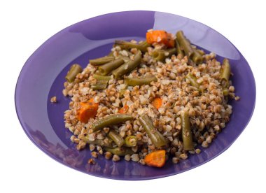 sarımsak ve havuç beyaz arka plan üzerinde izole yeşil fasulye ile karabuğday. Yeşil tabakta diyet kahvaltısı. sağlıklı gıda vejetaryen