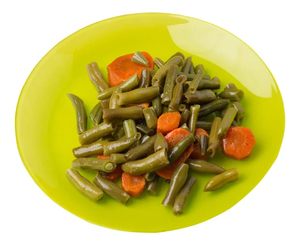 beyaz arka planda izole bir tabaktabak ta sarımsak ve havuç ile yeşil fasulye.havuç üst görünümü ile yeşil fasulye. sağlıklı gıda