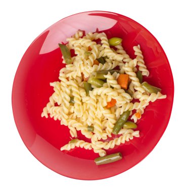 beyaz bir arka plan üzerinde izole bir tabak üzerinde sarımsak ve havuç ile yeşil fasulye ile makarna. Akdeniz Mutfağı .