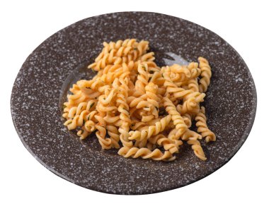 beyaz arka plan üzerinde izole mavi bir plaka üzerinde makarna. dereotu ile domates soslu makarna.