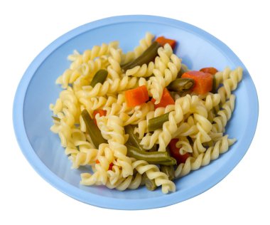 beyaz bir arka plan üzerinde izole bir tabak üzerinde sarımsak ve havuç ile yeşil fasulye ile makarna. Akdeniz Mutfağı .