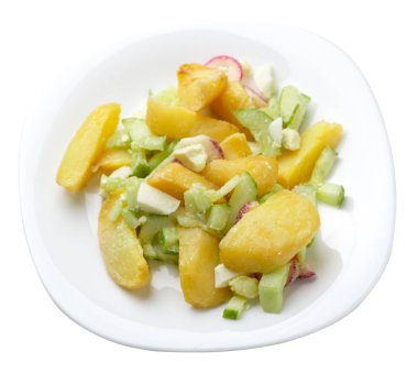 beyaz arka plan üzerinde izole bir tabakta sebze ile patates dilimleri. abur cubur. rustik gıda.