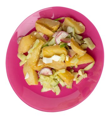 beyaz arka plan üzerinde izole bir tabakta sebze ile patates dilimleri. abur cubur. rustik gıda.