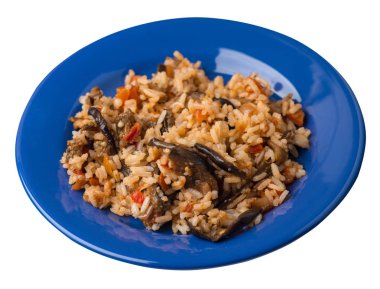 bir tabaktabakdomates ve biber ile kızarmış kabak ile pirinç. beyaz arka plan üzerinde izole sebze ile pirinç. vejetaryen yemek. Asya mutfağı üst görünümü