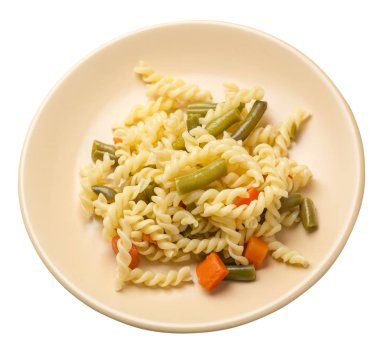 beyaz bir arka plan üzerinde izole bir tabak üzerinde sarımsak ve havuç ile yeşil fasulye ile makarna. Akdeniz Mutfağı .