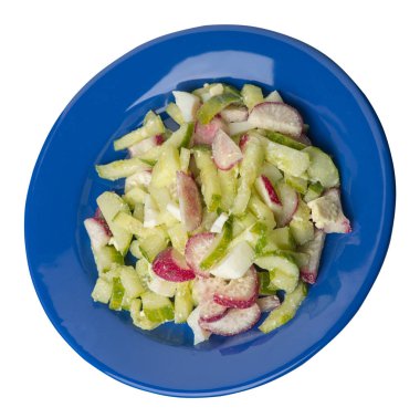 beyaz arka planda izole edilmiş bir tabakta salatalık ve yumurta salatası .sağlıklı gıda . vejetaryen yemek. Asya mutfağı