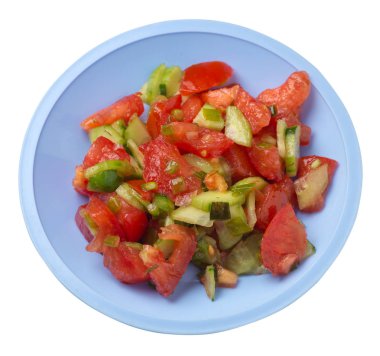 salatalık, domates ve yeşil soğan ile vejetaryen salata .beyaz arka plan üzerinde izole bir tabakta vegan salata.sağlıklı kahvaltı üst görünümü