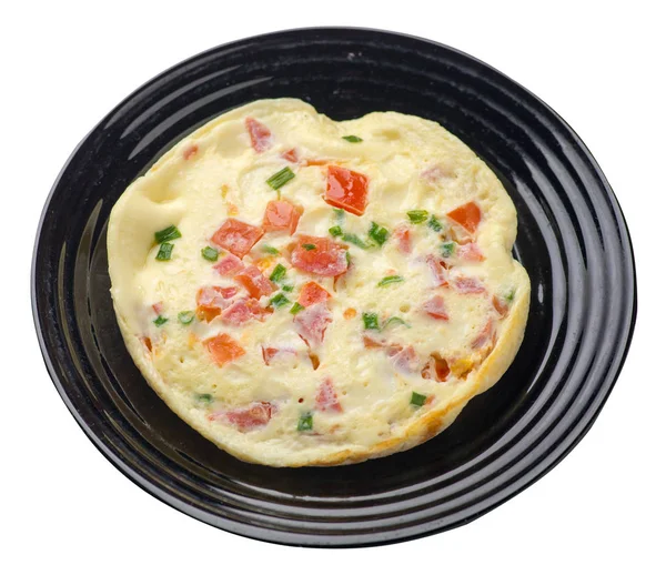 Tortilla con tomates y cebollas verdes en un plato aislado sobre fondo blanco.omelet vista superior. desayuno saludable — Foto de Stock