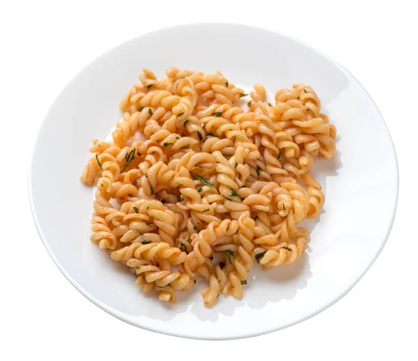 Pasta auf einem blauen Teller auf weißem Hintergrund. Nudeln in Tomatensauce mit Dill. — Stockfoto