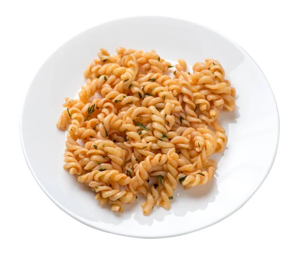 Pasta sobre un plato azul aislado sobre fondo blanco. pasta en salsa de tomate con eneldo . — Foto de Stock