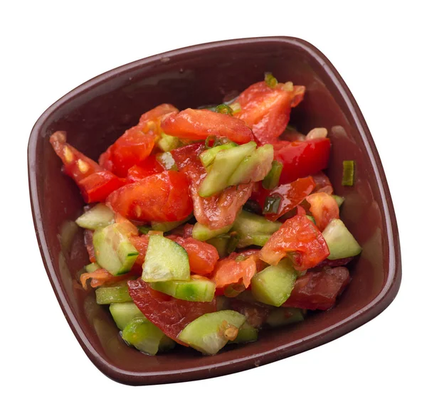 Vegetarischer Salat mit Gurken, Tomaten und grünen Zwiebeln. Veganer Salat auf einem auf weißem Hintergrund isolierten Teller. Gesundes Frühstück von oben — Stockfoto