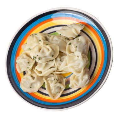 Beyaz arka planda izole bir plaka üzerinde köfte. et Dumpling