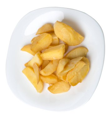 bir plaka üzerinde kızarmış patates takozlar. kızarmış patates sebzeler üzerinde izole
