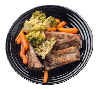 brokoli lahana, havuç ve sarımsak ile ızgara domuz kaburga