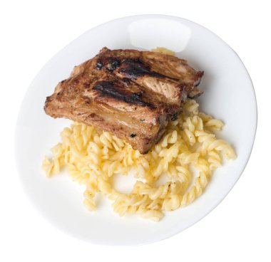 makarna ile ızgara domuz kaburga. bir tabak isol ızgara domuz kaburga