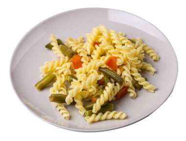 sarımsak ve havuç ile yeşil fasulye ile makarna bir tabak izolat