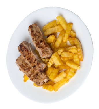 Bir tabakta patates kızartması ile ızgara domuz kaburga. domuz kaburga ile 