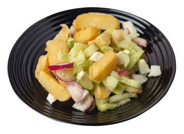 beyaz sırt izole bir tabakta sebze ile patates dilimleri