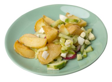 beyaz sırt izole bir tabakta sebze ile patates dilimleri