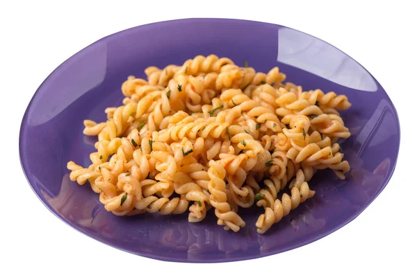 Pasta auf einem blauen Teller auf weißem Hintergrund. Nudeln in Tomaten — Stockfoto