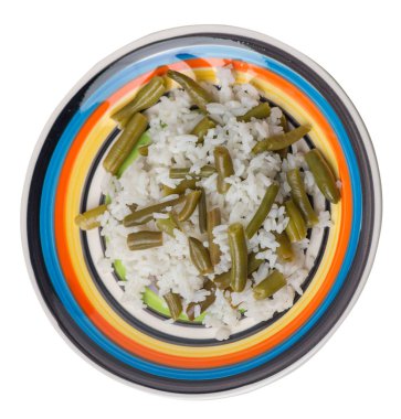 beyaz backgrou izole bir tabaküzerinde kuşkonmaz fasulye ile pirinç