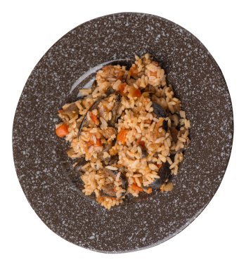 bir tabakta domates ve biber ile kızarmış kabak ile pirinç.