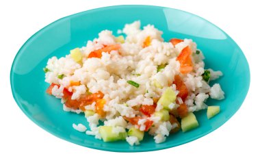 Beyaz arka planda izole bir plaka üzerinde sebze ile pirinç. R