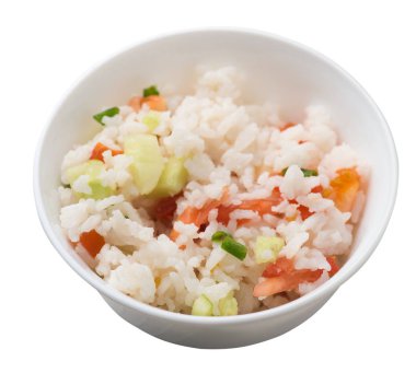 Beyaz arka planda izole bir plaka üzerinde sebze ile pirinç. R