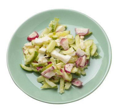 beyaz sırt izole bir tabaküzerinde salatalık ve yumurta ile salata