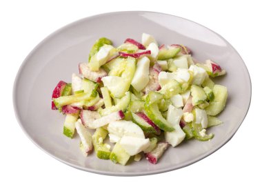 beyaz sırt izole bir tabaküzerinde salatalık ve yumurta ile salata