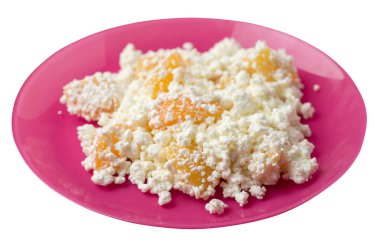 beyaz backgro izole bir tabak üzerinde şeftali ile süzme peynir