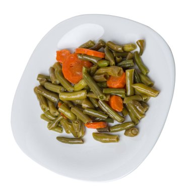 beyaz izole bir tabak üzerinde sarımsak ve havuç ile yeşil fasulye