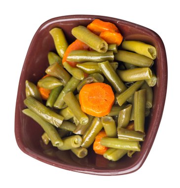 beyaz izole bir tabak üzerinde sarımsak ve havuç ile yeşil fasulye