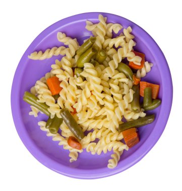 sarımsak ve havuç ile yeşil fasulye ile makarna bir tabak izolat