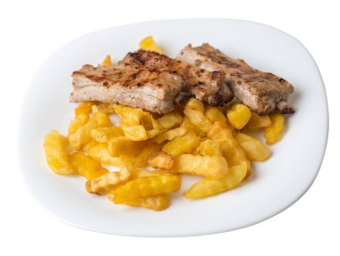 Bir tabakta patates kızartması ile ızgara domuz kaburga. domuz kaburga ile 