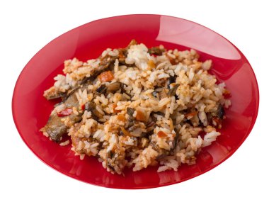 bir tabakta domates ve biber ile kızarmış kabak ile pirinç.