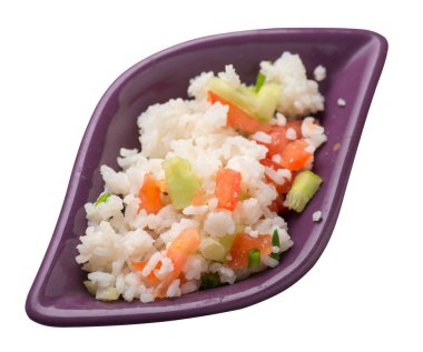 Beyaz arka planda izole bir plaka üzerinde sebze ile pirinç. R