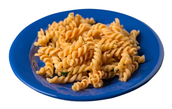 Макароны на голубой тарелке изолированы на белом фоне. pasta in tom — стоковое фото