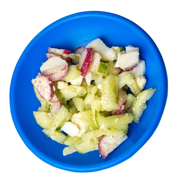 Salada com pepinos e ovos em uma chapa isolada em costas brancas — Fotografia de Stock