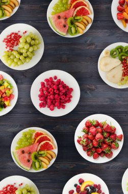 Meyve diyeti. Meyve ahşap arka plan üzerinde bir tabakta. Sağlıklı gıda