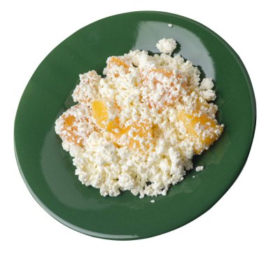 beyaz backgro izole bir tabak üzerinde şeftali ile süzme peynir