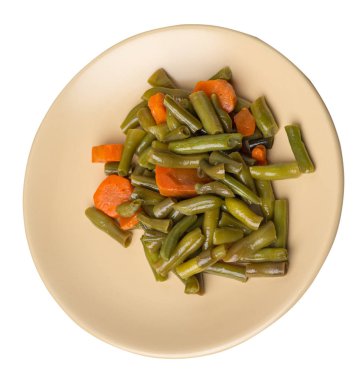 beyaz izole bir tabak üzerinde sarımsak ve havuç ile yeşil fasulye