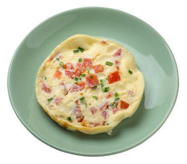 WHI üzerinde izole bir plaka üzerinde domates ve yeşil soğan ile omlet