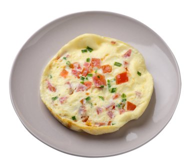 WHI üzerinde izole bir plaka üzerinde domates ve yeşil soğan ile omlet