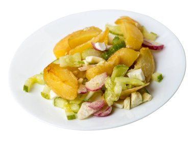 beyaz sırt izole bir tabakta sebze ile patates dilimleri