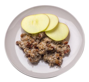 kuru üzüm ve elma ile çavdar gevreği bir tabakta. pullar izole