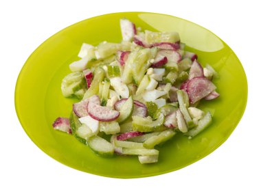 beyaz sırt izole bir tabaküzerinde salatalık ve yumurta ile salata