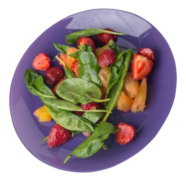 bir tabakta çilek, ananas ve ıspanak ile salata. frui